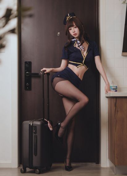 一男子在闹市区放生蟑螂